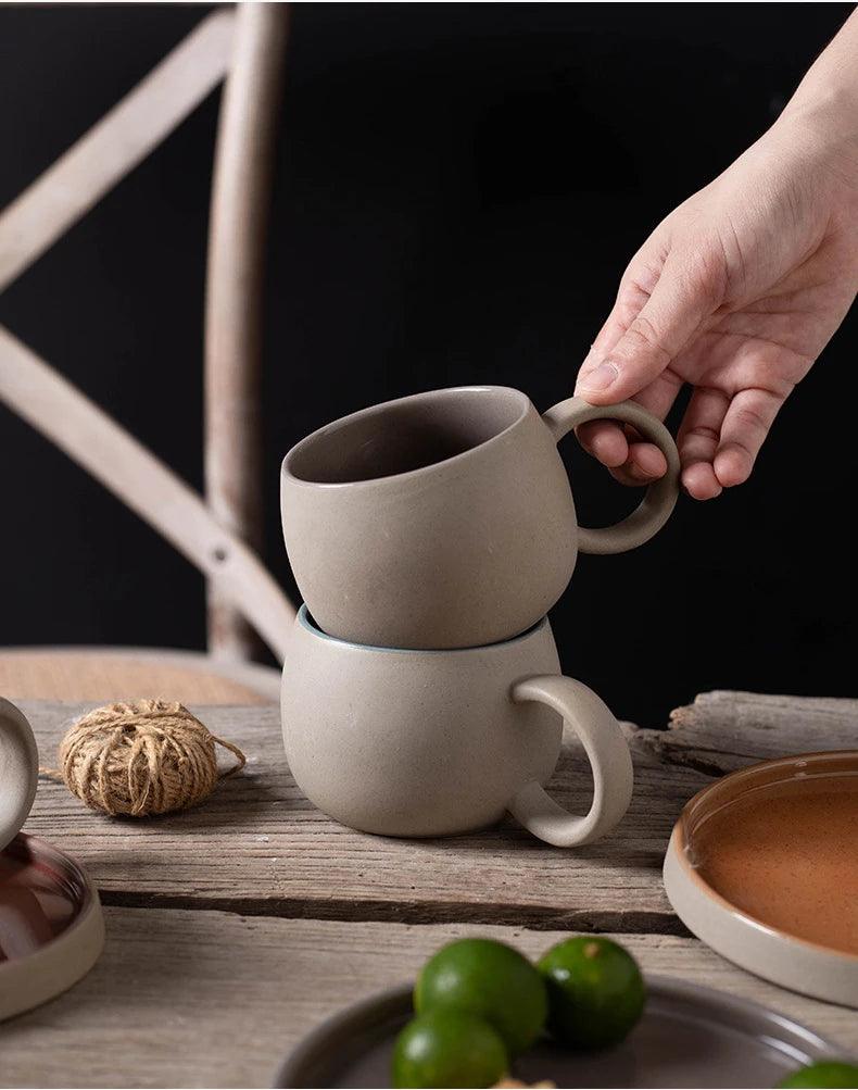 Conjunto de Caneca e Pires em Porcelana Refinada