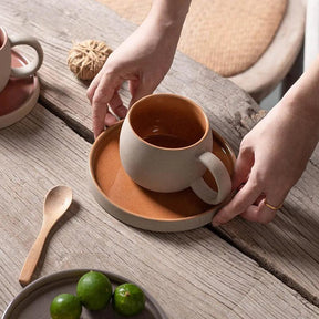 Conjunto de Caneca e Pires em Porcelana Refinada