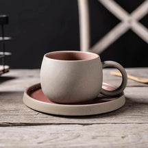 Conjunto de Caneca e Pires em Porcelana Refinada