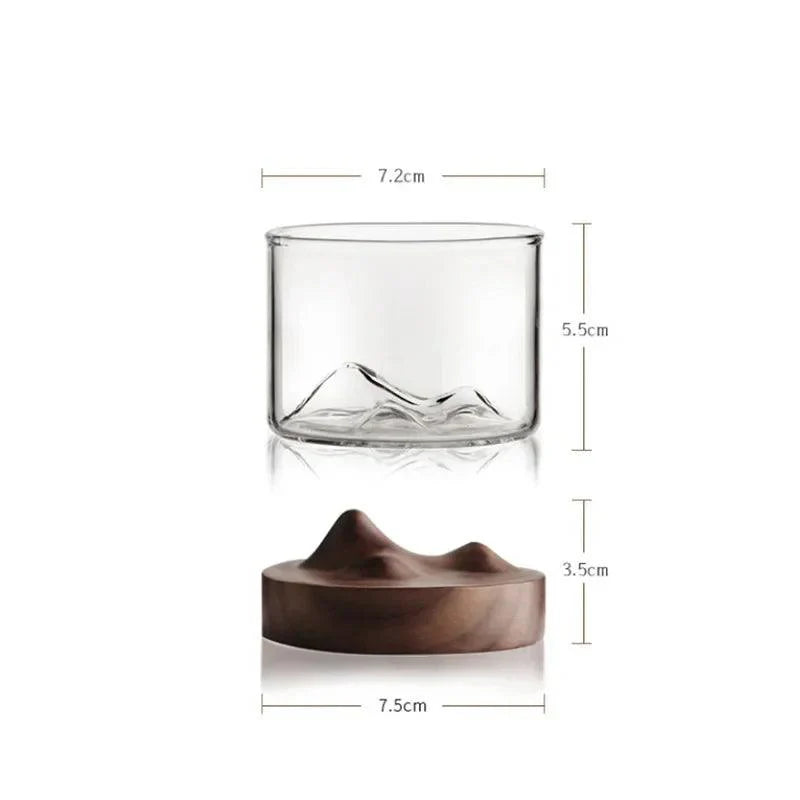 Copo de Whisky com Design de Montanha e Base de Madeira